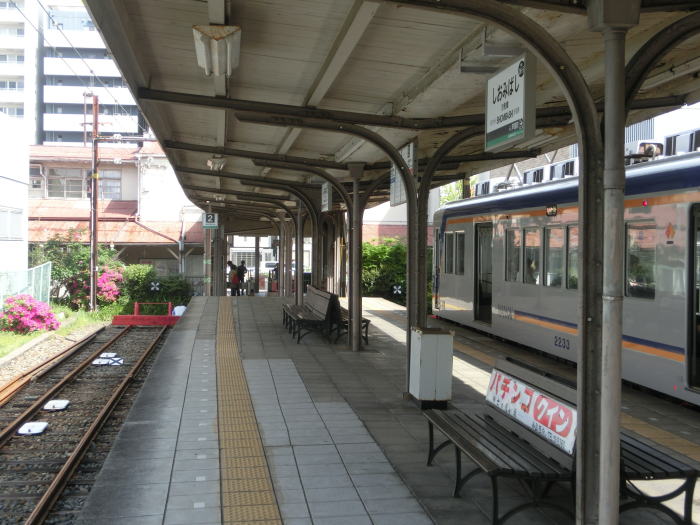 電車が入った汐見橋駅ホーム。都会の中の小さな終着駅。